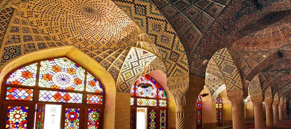 نور رنگی شبستان غربی مسجد نصیرالملک از شیشههای رنگی
