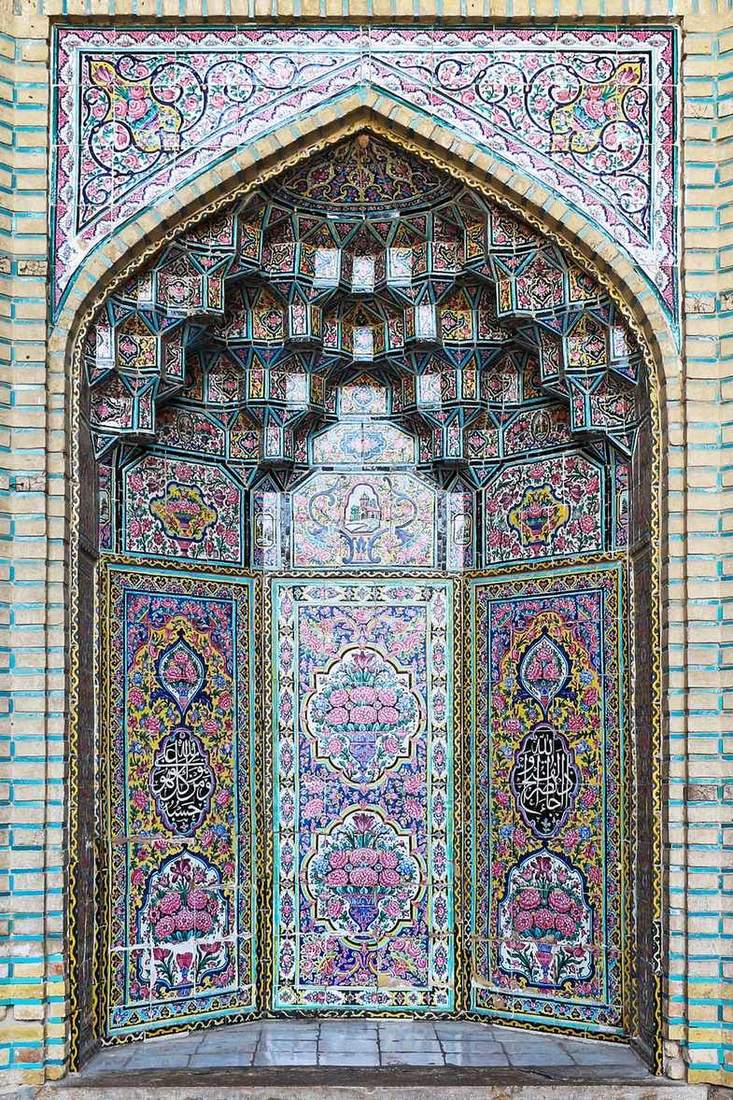 کاشیکاری هفترنگ با غلبه رنگ صورتی مسجد نصیرالملک