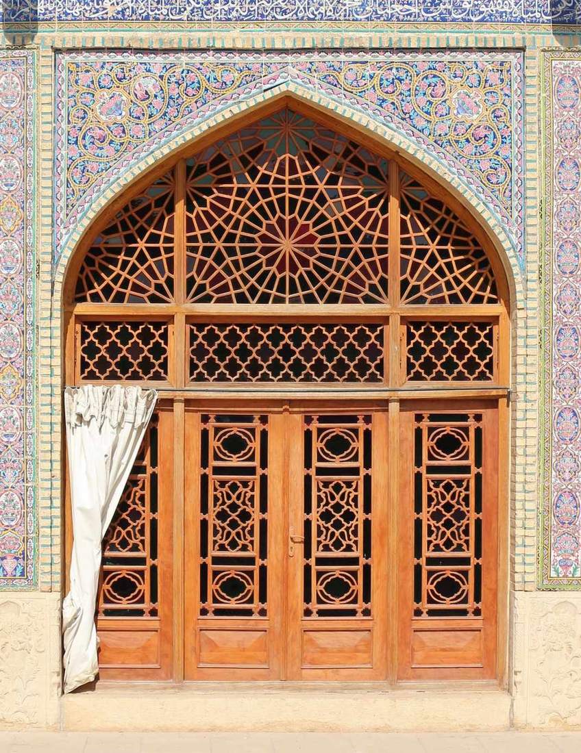 ستونهای مارپیچ سنگی شبستان مسجد نصیرالملک