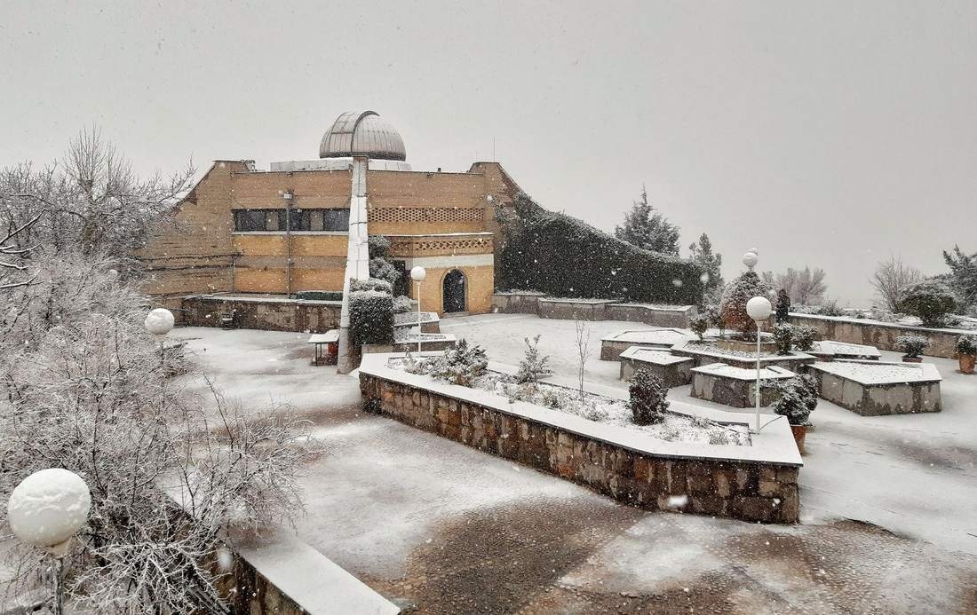 آسمان شب و گنبد رصدخانه روی تپه چمران شیراز