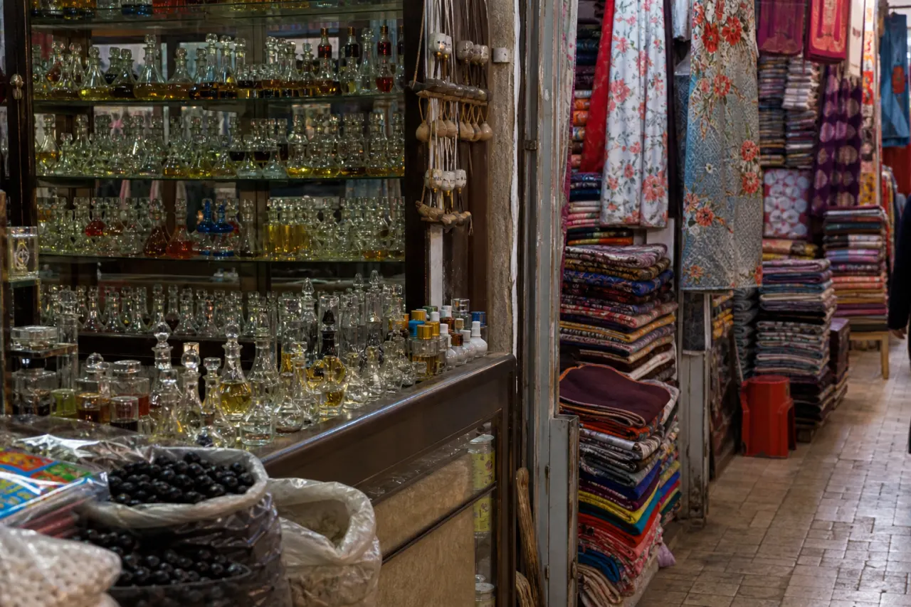 مغازههای عطر و صنایع دستی در بازار عبدالحمید اهواز