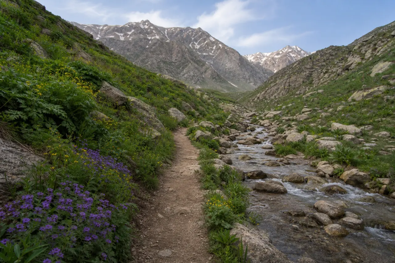 مسیر کوهستانی و جویبار آبمراد لاسم