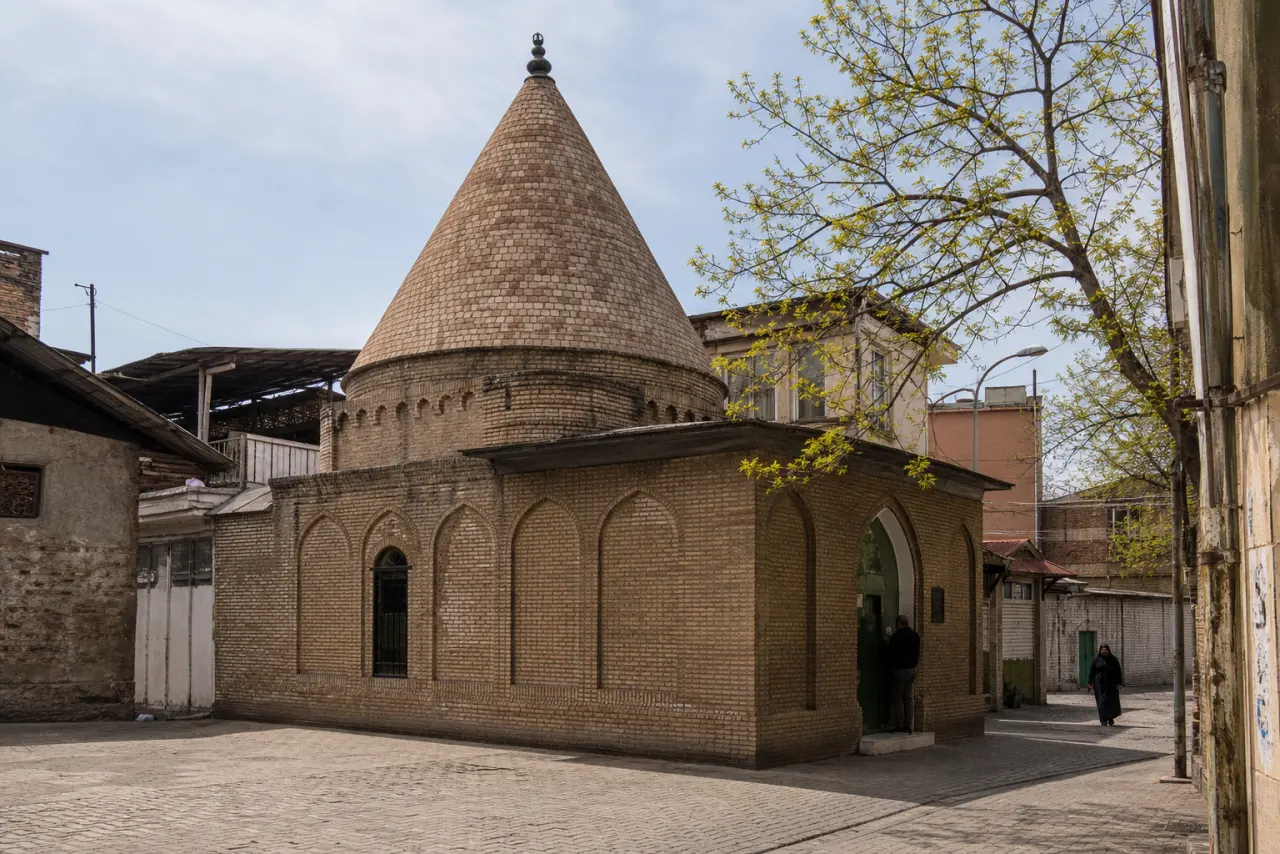 نمای تاریخی امامزاده قاسم در پایینبازار آمل