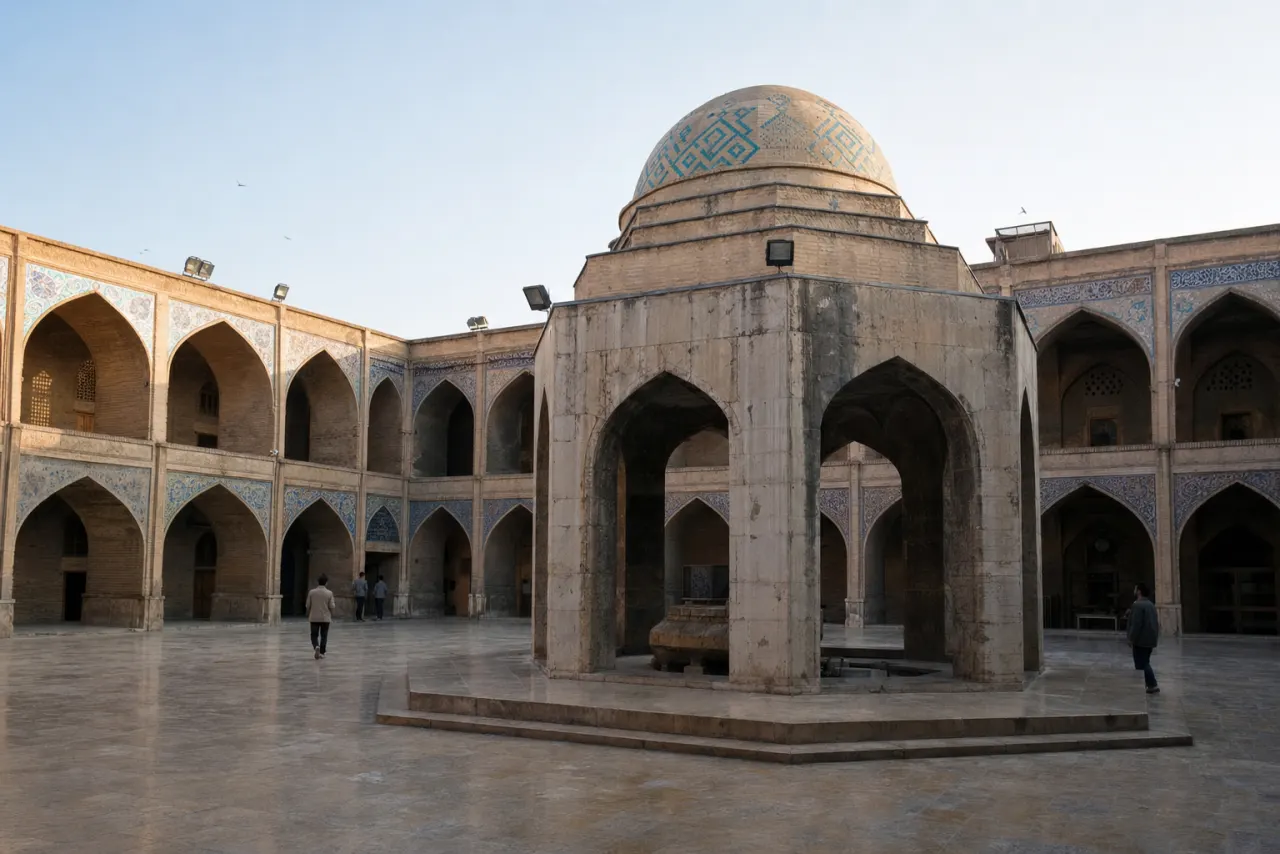 حیاط مسجد جامع عتیق شیراز و بنای خدایخانه
