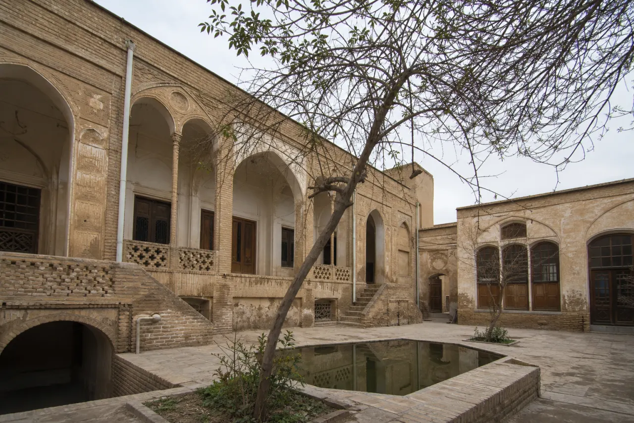 حیاط و نمای سرای تاریخی دادرس اهواز