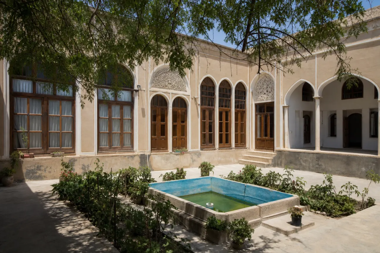 حیاط و پنجرههای عمارت دهدشتی بوشهر