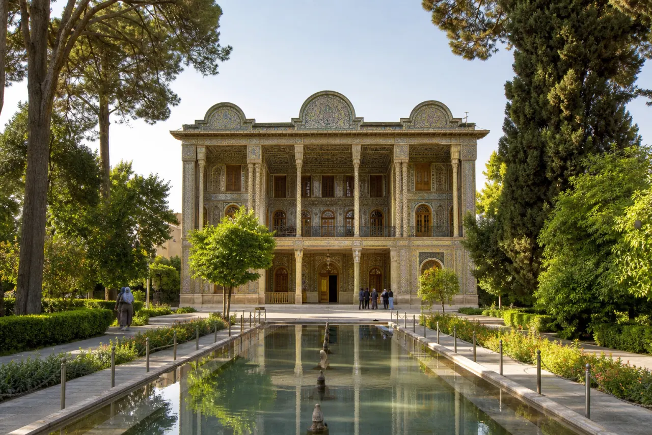 عمارت مرکزی و حوض باغ ارم شیراز