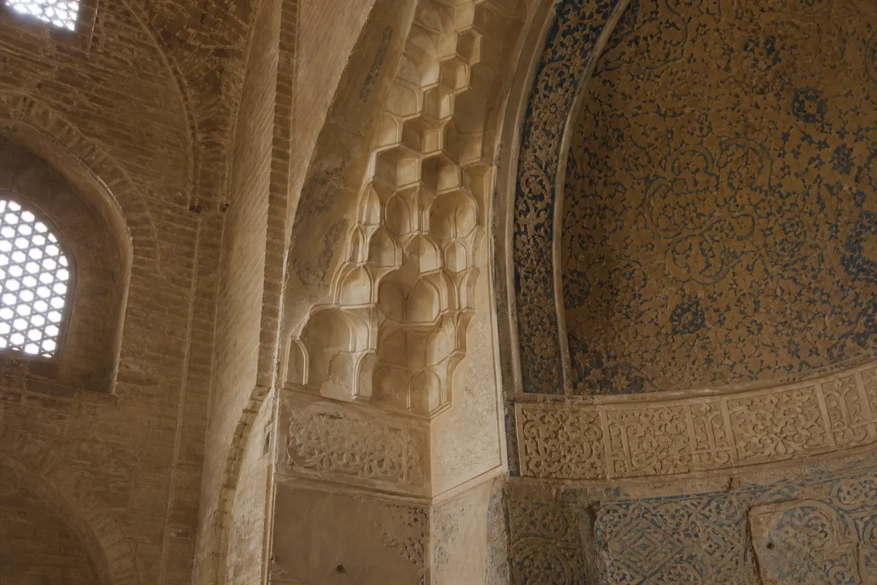 جزئیات معماری داخلی و مقرنس گنبد خشتی