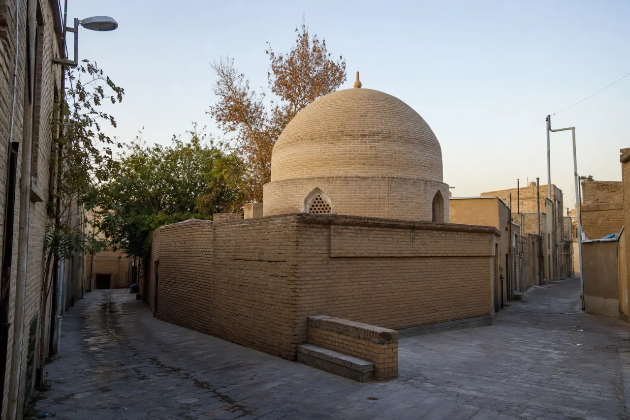 نمای آجری گنبد خشتی در بافت قدیمی نوغان مشهد