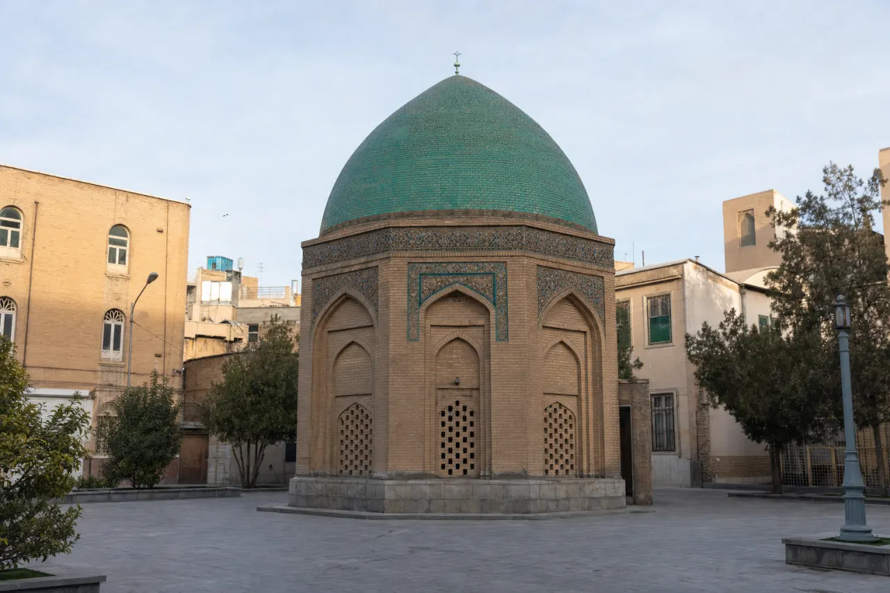 نمای گنبد سبز مشهد در میان بافت شهری