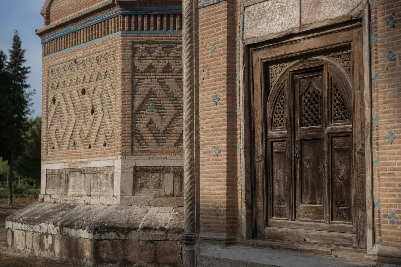 جزئیات آجرکاری و ورودی تاریخی امامزاده نور گرگان