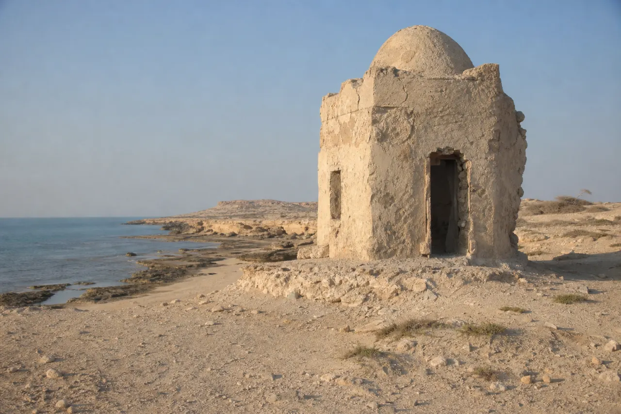 نمای روز قلعه جنی در غرب جزیره کیش
