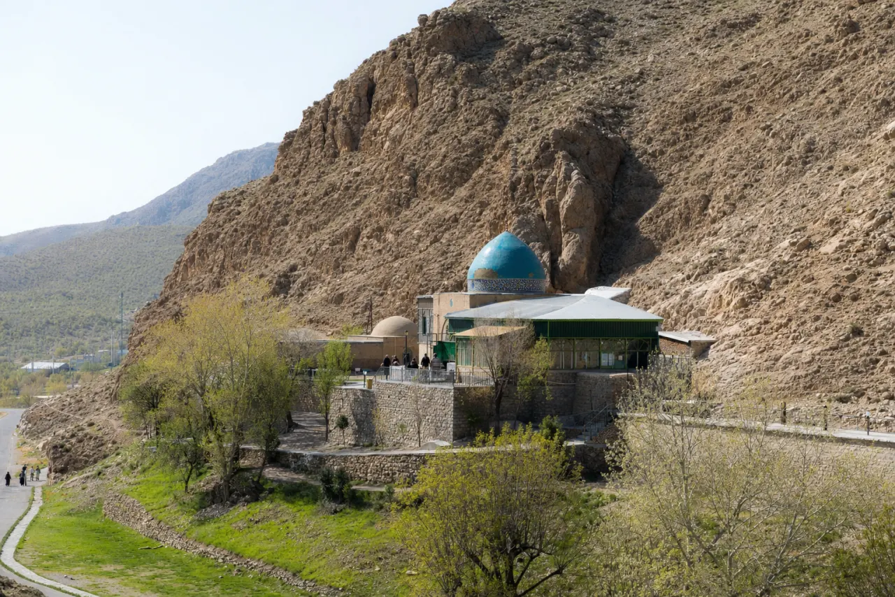 آرامگاه خواجه مراد در دامنه کوه‌های جنوب‌شرق مشهد
