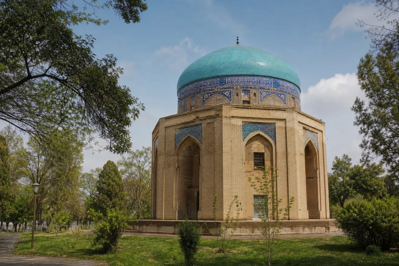 آرامگاه هشتضلعی خواجه ربیع و گنبد فیروزهای آن