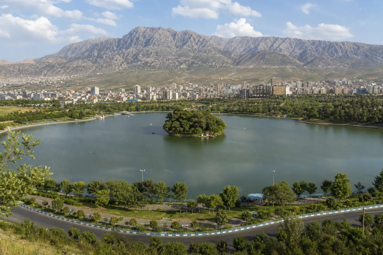 دریاچه کیو خرمآباد و فضای سبز اطراف آن