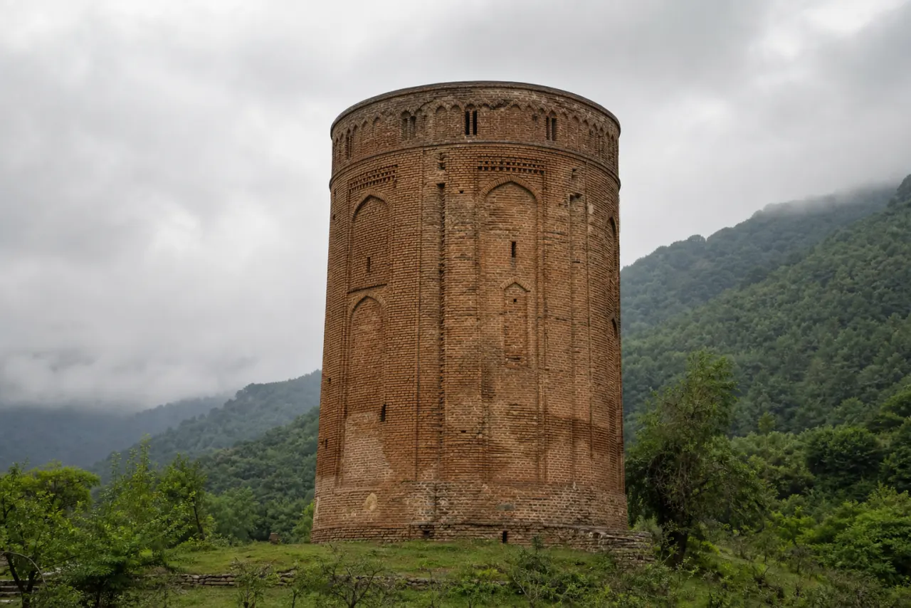نمای برج آجری لاجیم در طبیعت کوهستانی مازندران