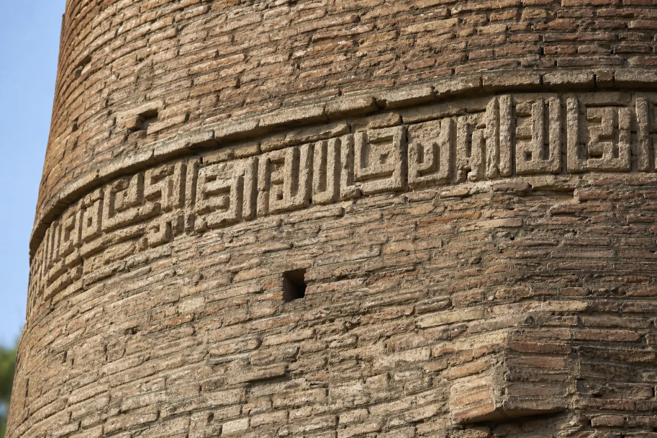 جزئیات کتیبه و آجرکاری برج تاریخی لاجیم