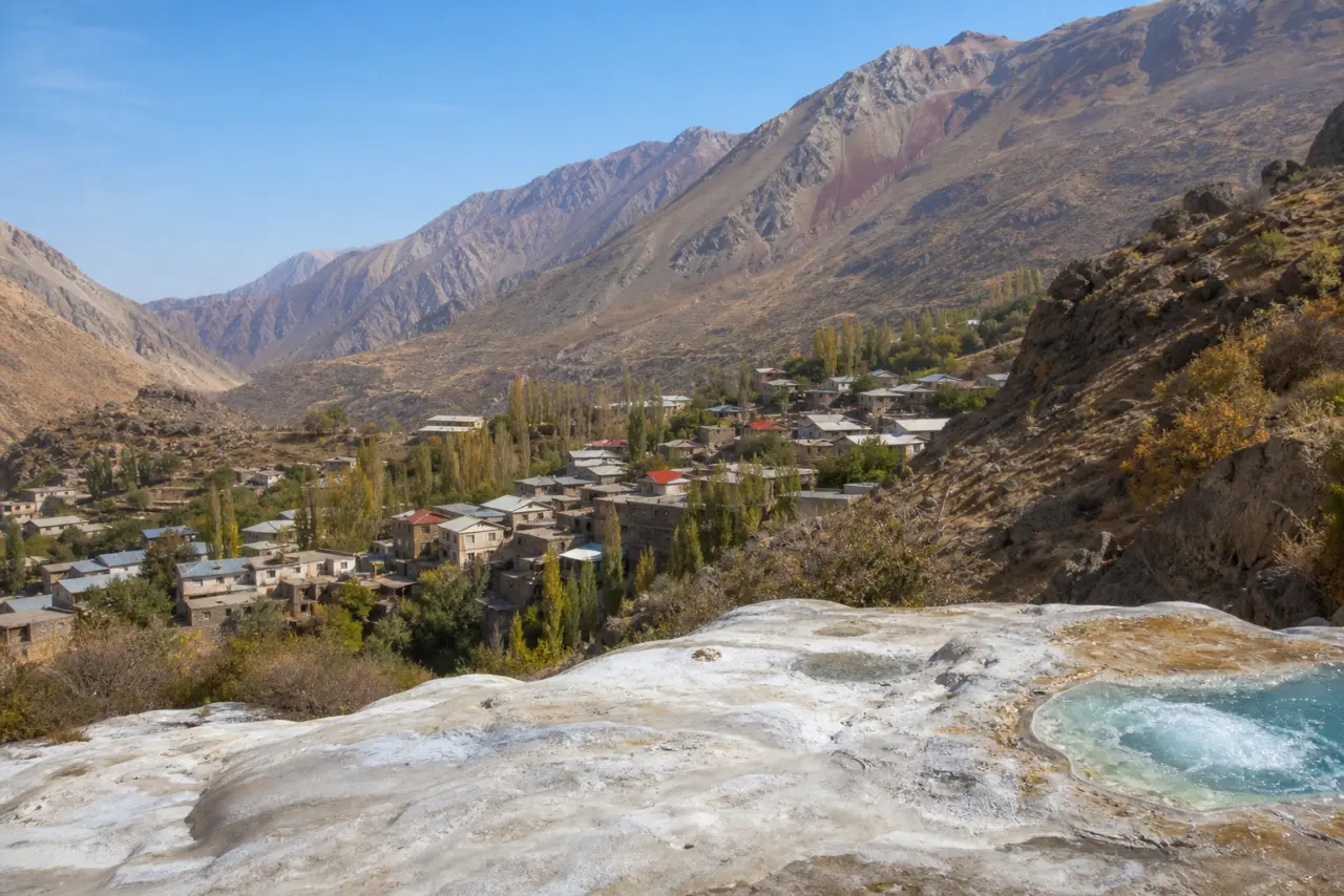 روستای آباسک و رسوبات معدنی چشمهها