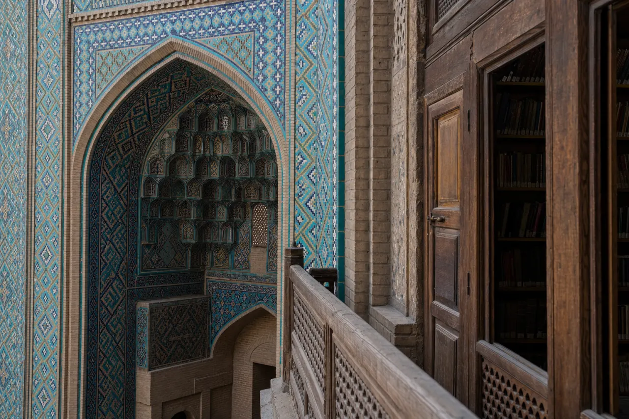 جزئیات ایوان کاشی‌کاری و کتابخانه یک مدرسه تاریخی صفوی در مشهد