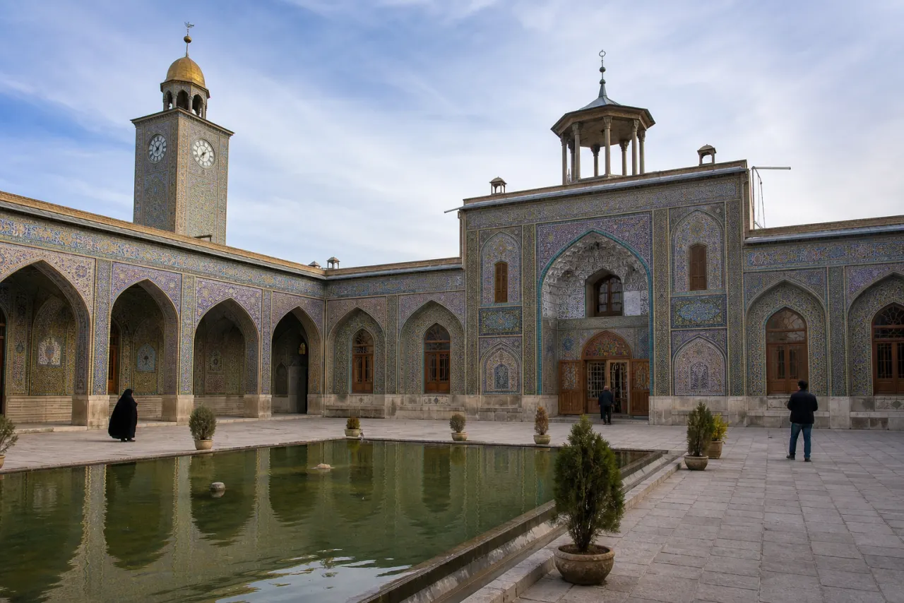 حیاط آرام مسجد مشیر شیراز
