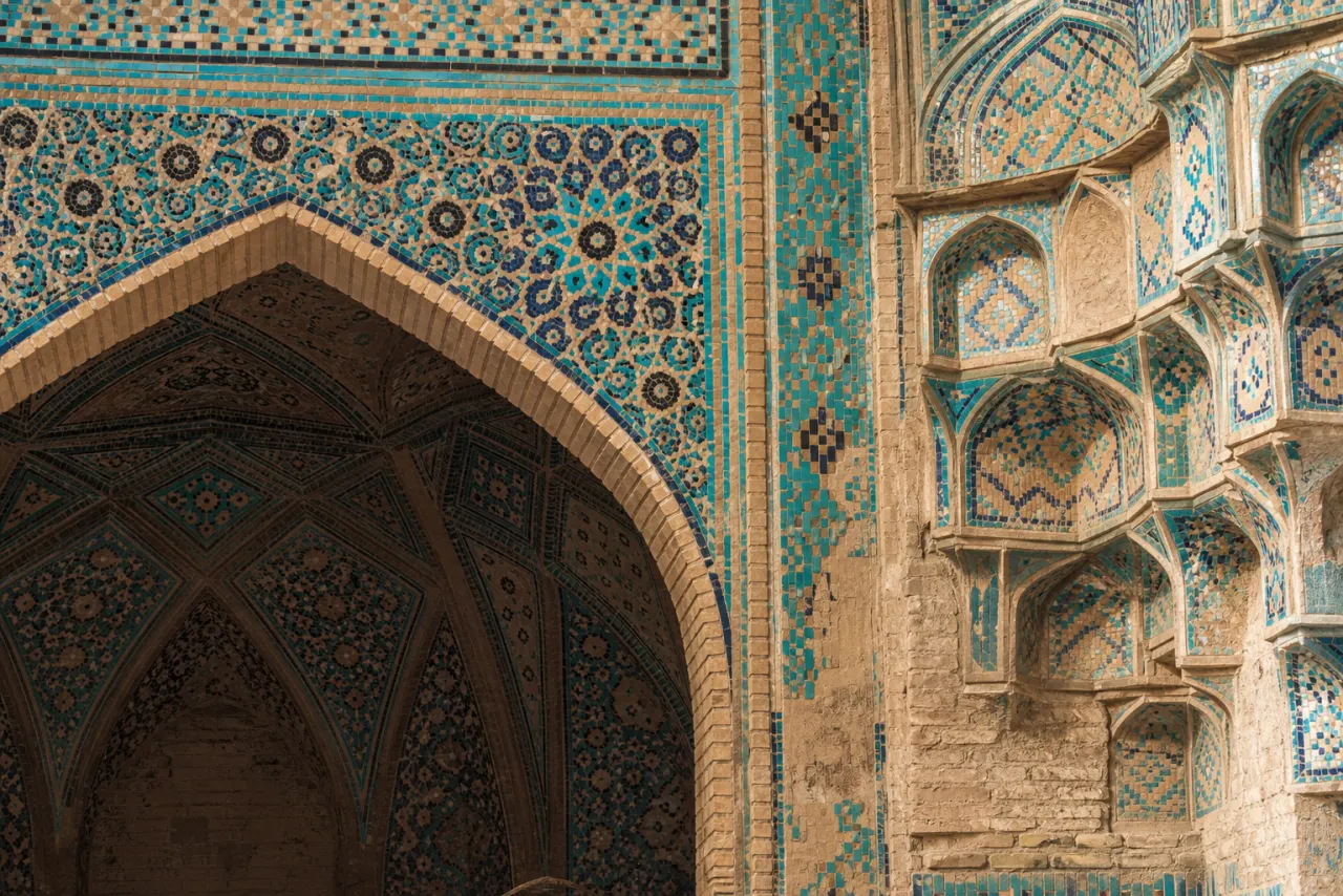 جزئیات کاشی و مقرنس تیموری مسجد ۷۲ تن