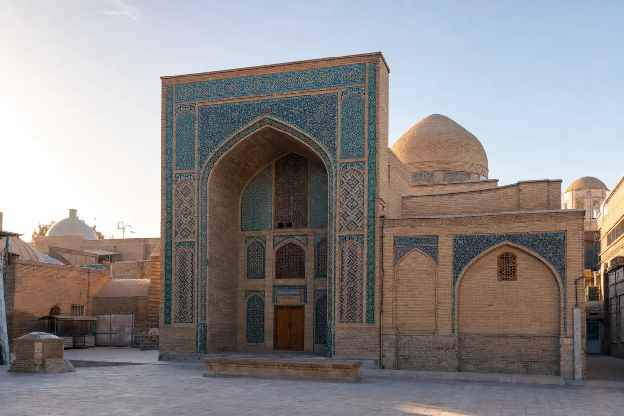 نمای تاریخی مسجد ۷۲ تن در محدوده بازار مشهد