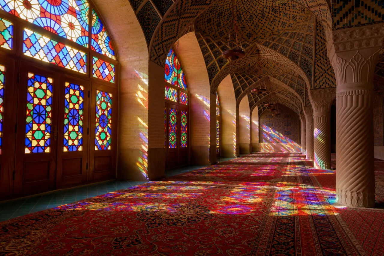تابش نور رنگی ارسیها در مسجد نصیرالملک شیراز
