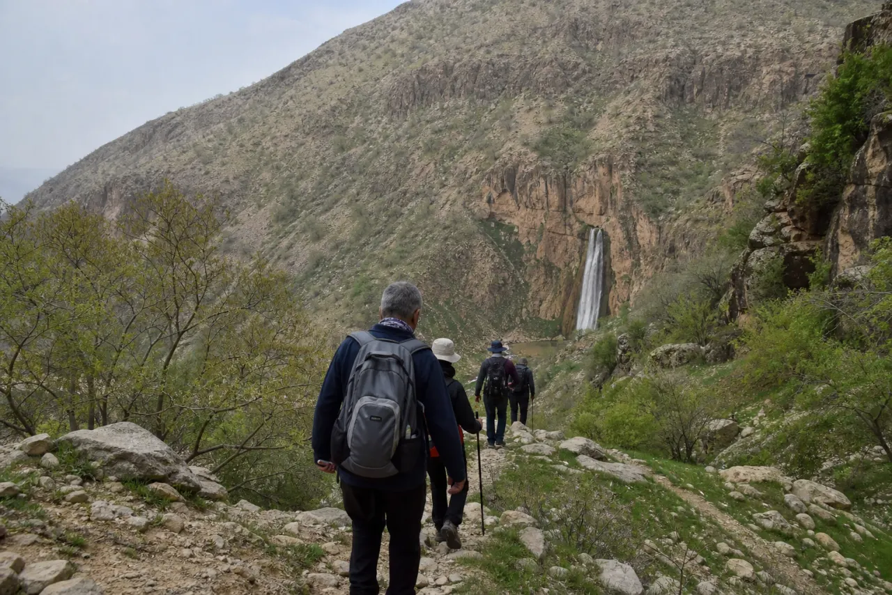 کوهنوردان در مسیر طبیعی آبشار نوژیان خرمآباد