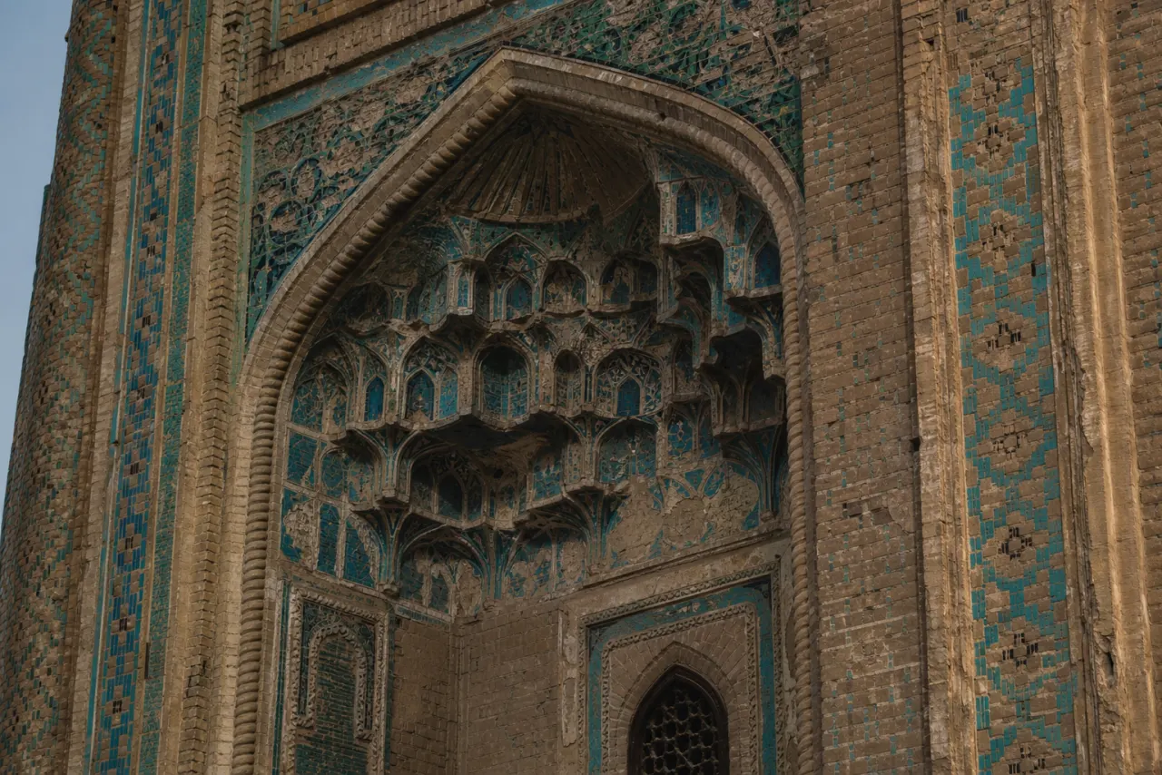 کاشیکاری و مقرنس ورودی آرامگاه پیرپالاندوز