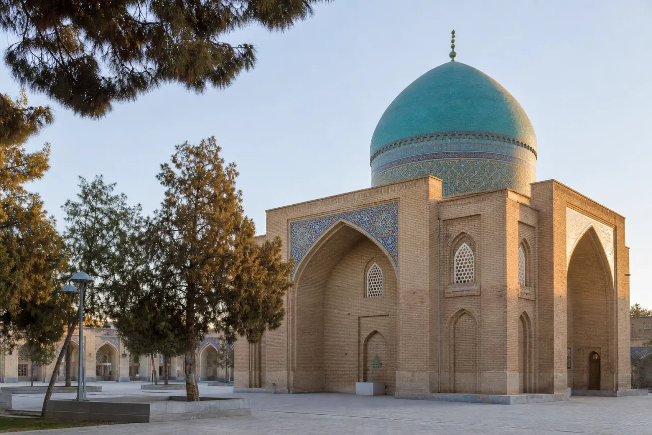 آرامگاه پیرپالاندوز در بافت تاریخی کنار حرم