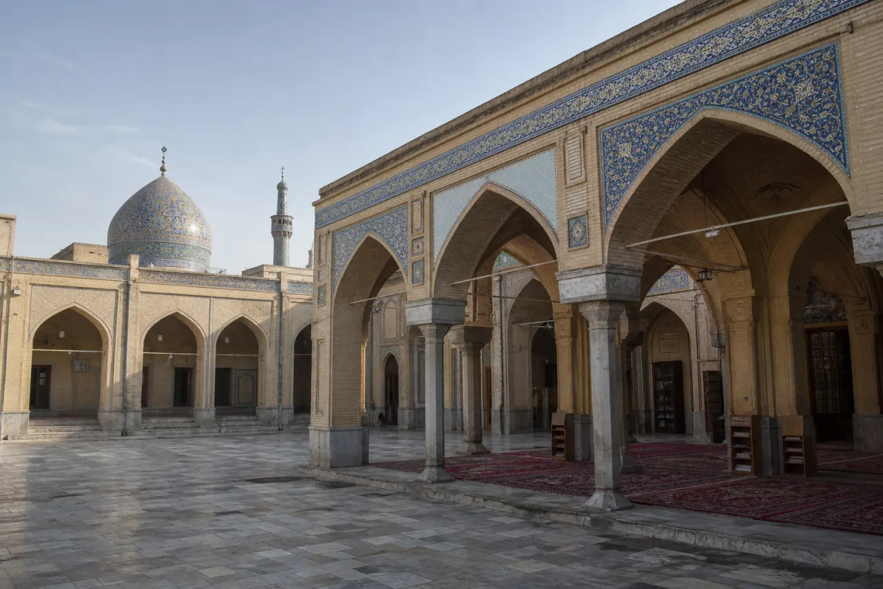 صحن و شبستانهای مسجد امام حسن عسکری قم در نور روز