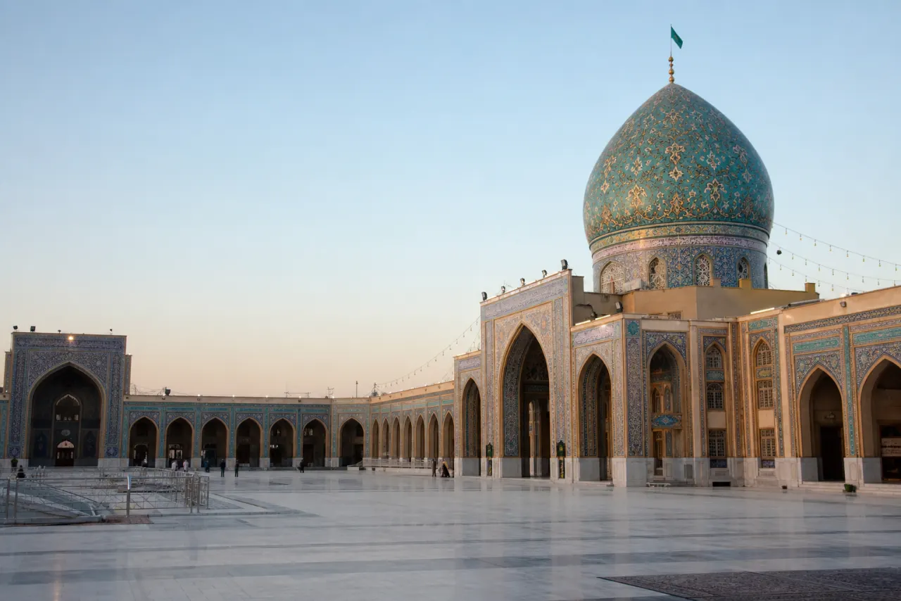 حیاط و نمای گنبد مسجد اعظم قم در نور صبح