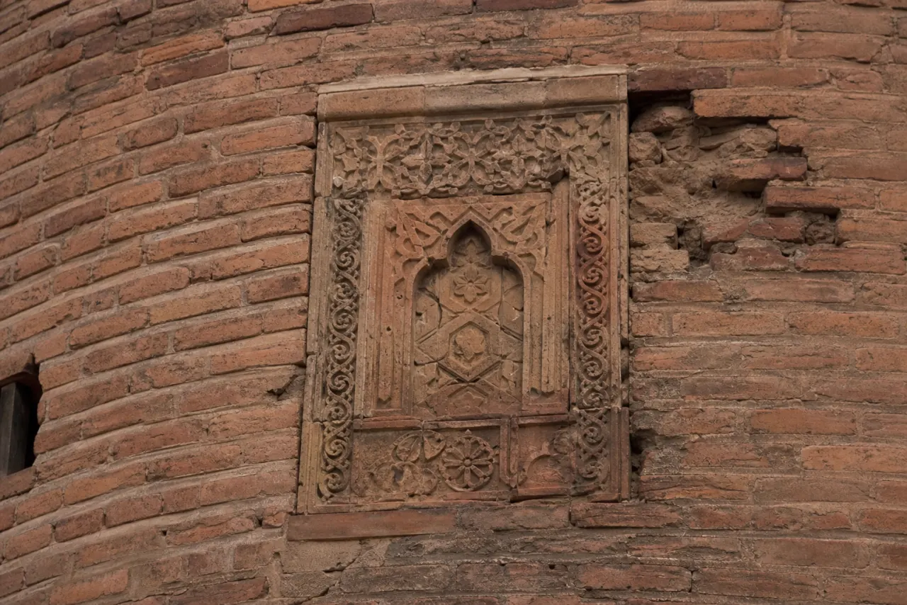 جزئیات آجرکاری و کتیبه برج رسکت