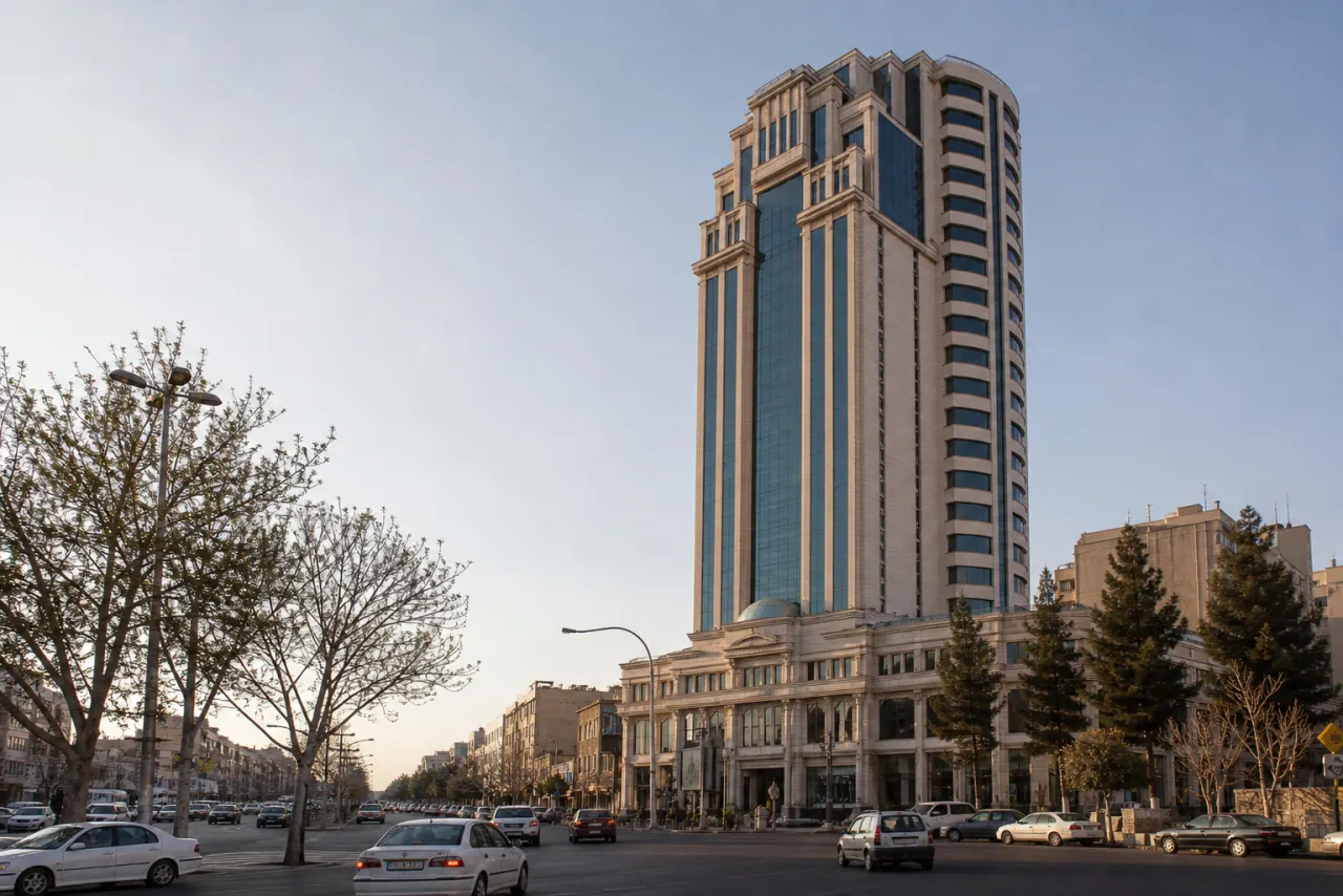نمای شهری یک برج تجاری بلندمرتبه در مرکز مشهد