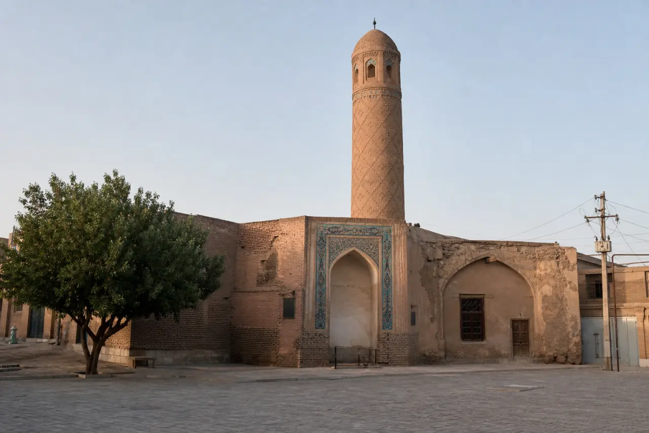 بازآفرینی واقع‌گرایانه از نمای بیرونی و مناره آجری مسجد سرخ ساوه