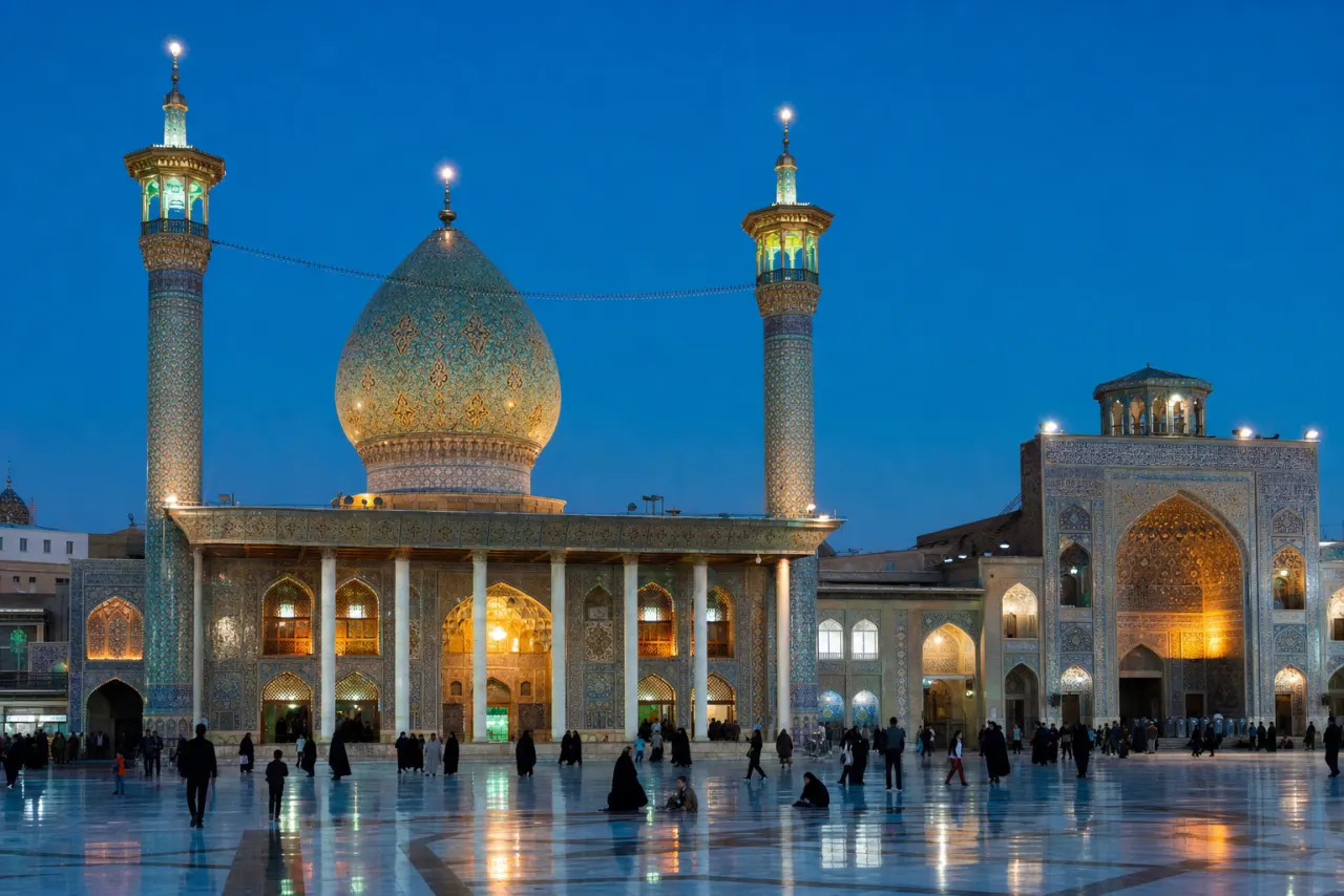 صحن و گنبد حرم شاهچراغ شیراز