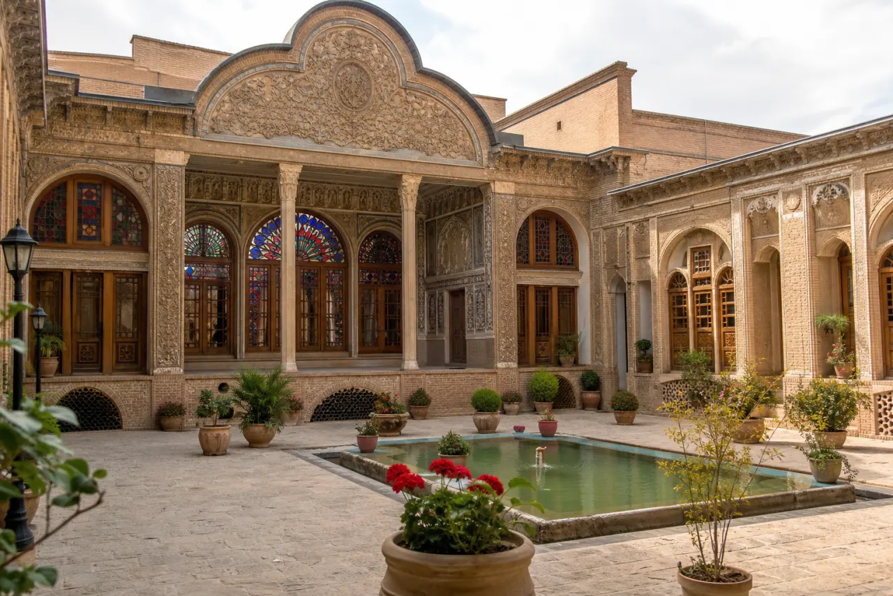 حیاط خانه منطقینژاد محل موزه موسیقی شیراز