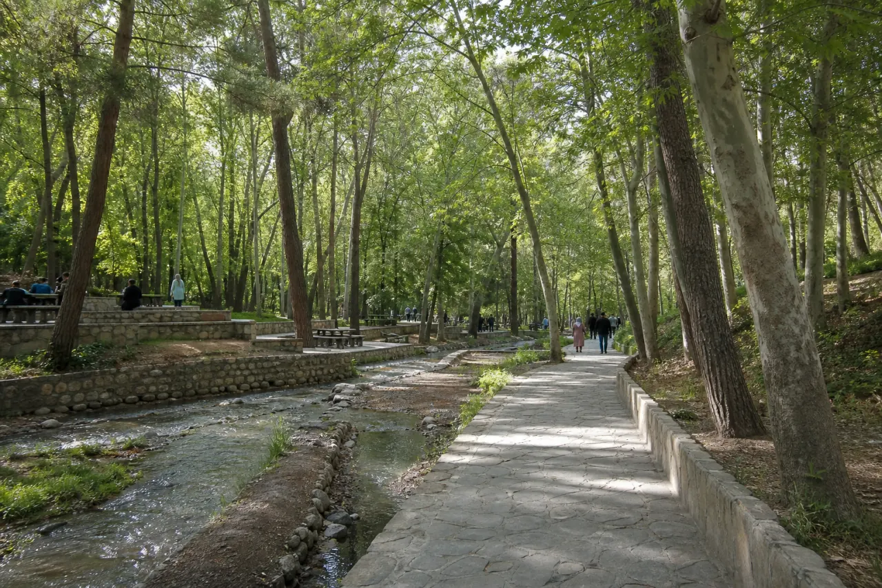 مسیر پیاده‌روی و رودخانه فصلی پارک وکیل‌آباد مشهد در بهار