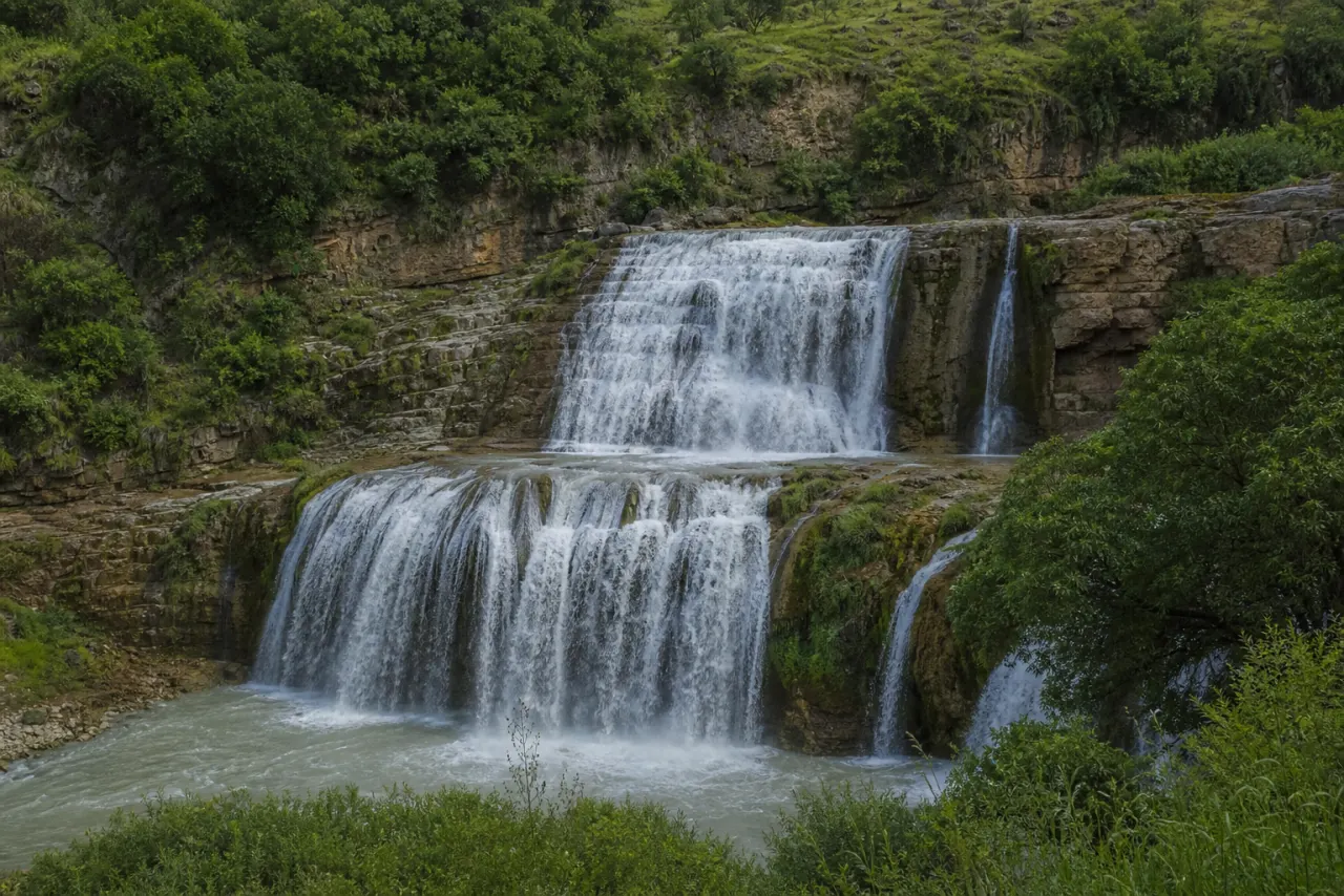 آبشار پهن و دوطبقه وارک در طبیعت زاگرس