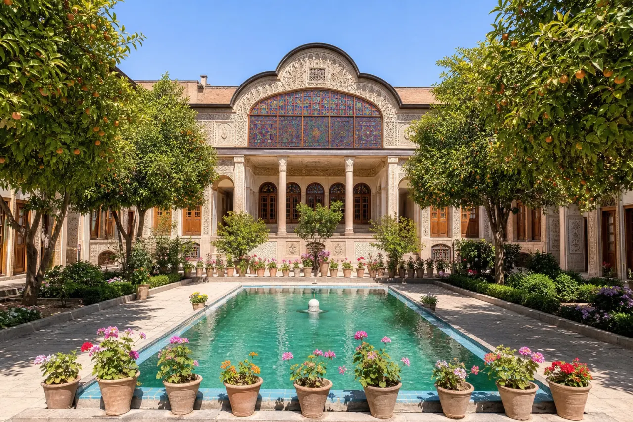 حیاط خانه زینتالملک قوام شیراز
