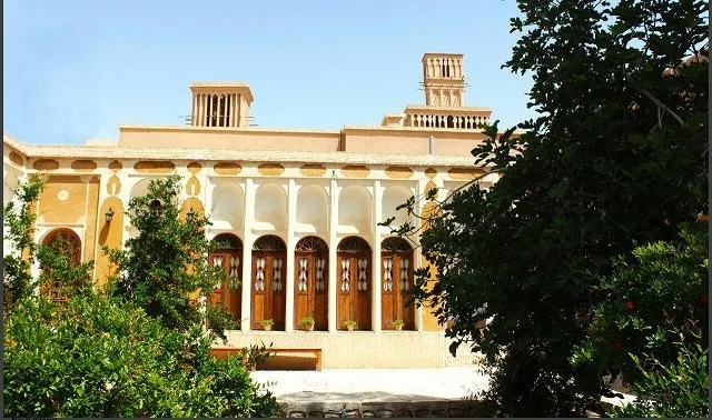 هتل تاریخی خانه آقازاده ابرکوه