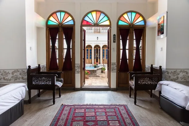 اتاق سه تخته بهارخواب — هتل عتیق اصفهان