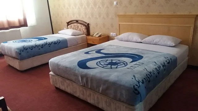 اتاق سه تخته — هتل جهانگردی غار علیصدر همدان