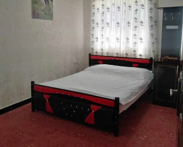 سوئیت یکخوابه چهارنفره(تخت دبل+ دو کاناپه تخت شو) — هتل آپارتمان یاس مریوان