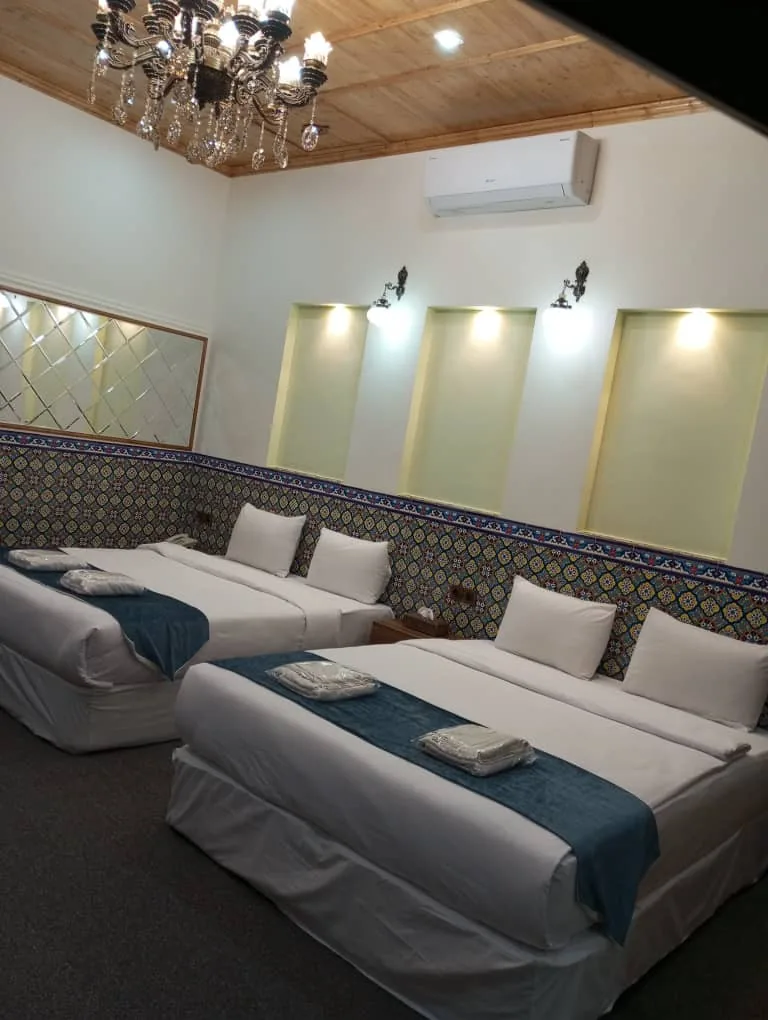 اتاق چهارتخته زیرزمین — هتل درباری شیراز