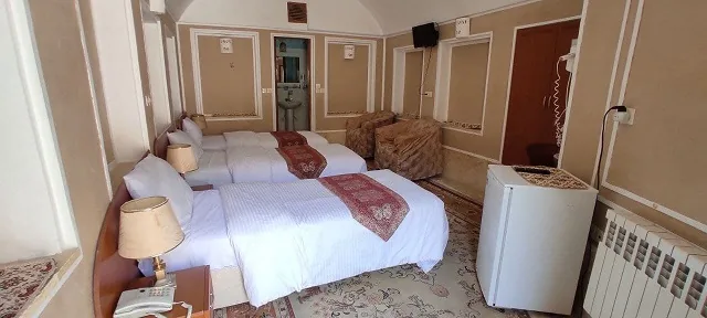 اتاق سه تخته — هتل کاروانسرای مشیر یزد