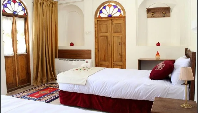 اتاق دو تخته تویین ارکیده — هتل تاریخی خانه آقازاده ابرکوه