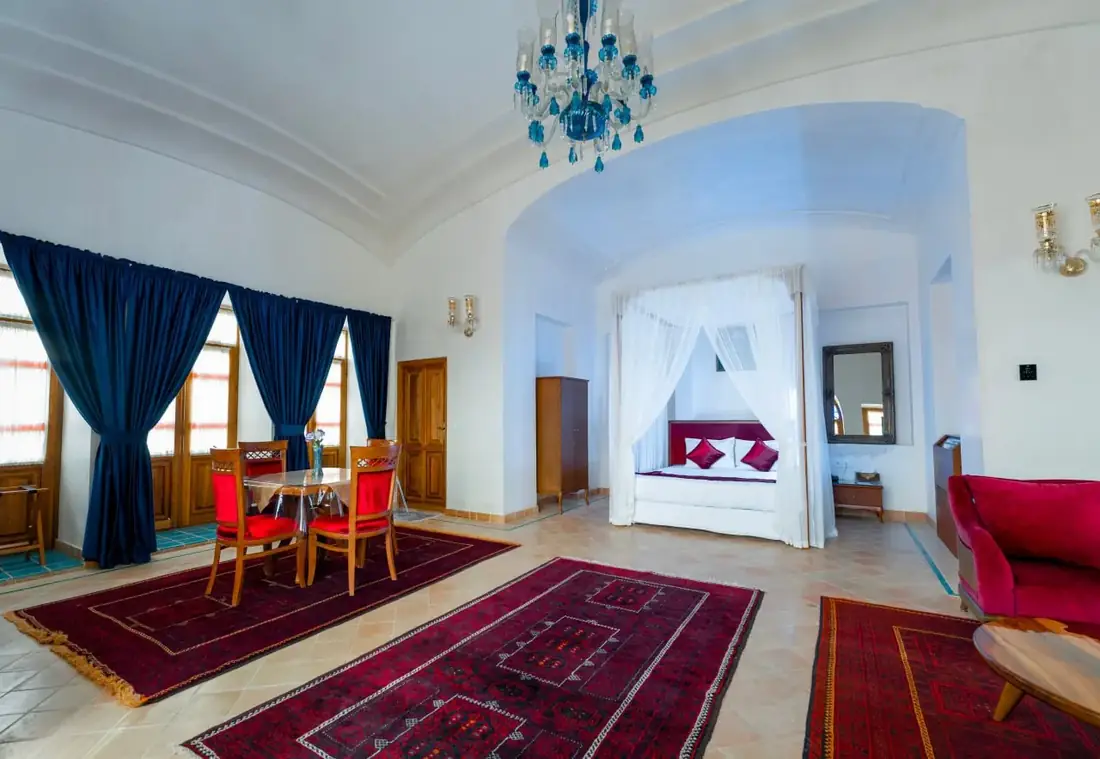 اتاق دو تخته دبل دلوکس 112(به سمت حیاط اندرونی) — هتل عمارت ماندگار کاشان