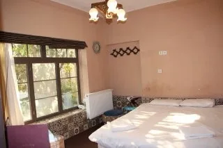اتاق دو تخته پروین اعتصامی — هتل خانه باغ ایرانی شیراز