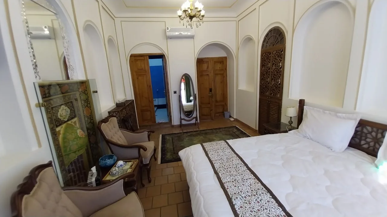 اتاق دو تخته دبل B — هتل بوتیک عمارت میرزا مهدی فراش باشی ( سرخه ای ) تبریز